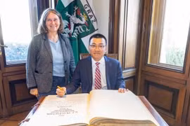 La dirigeante du Parti communiste autrichien (KPÖ) et maire de Graz, Elke Kahr et ’ambassadeur du Vietnam en Autriche, Vu Le Thai Hoang. Photo : VNA