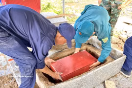 Le Comité directeur 515 de la province d'An Giang procède au prélèvement d'échantillons sur des restes de martyrs destinés à des analyses ADN au cimetière des Martyrs de Tri Tôn. Photo : VNA
