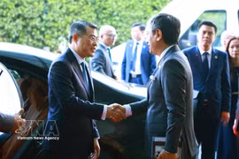 Des responsables indiens de haut rang saluent le départ du Premier ministre Lê Minh Hung, au terme de sa participation au 18e Sommet des BRICS et de ses activités bilatérales en Inde. Photo :VNA