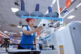 Les exportations de vêtements et de textiles ont généré 46 milliards de dollars en 2025, le secteur visant 48 milliards de dollars pour 2026. (Photo : VNA)