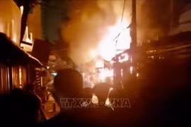 Vers 22h le 6 juillet, un violent incendie s’est déclaré dans le bloc A de la résidence Dôc Lâp, située dans le quartier Phu Tho Hoa, faisant 8 morts. Photo : VNA