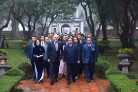 Les Premiers ministres vietnamien et néo-zélandais visitent le Temple de la Littérature à Hanoi. Photo : VNA