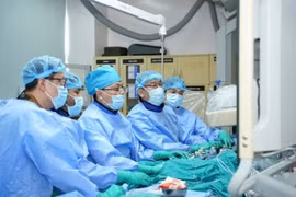 Des chirurgiens du Centre médical universitaire d'Hô Chi Minh-Ville pratiquent une intervention TAVI. — Photo reproduite avec l'aimable autorisation de l'hôpital.