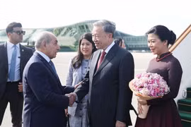 Le premier vice-Premier ministre du Kazakhstan, Yagub Eyyubov, accueille le secrétaire général du Comité central du Parti communiste du Vietnam (PCV), To Lam, et son épouse. Photo : VNA