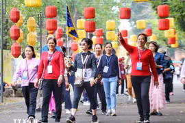 Un groupe de touristes chinois visite le site central de la citadelle impériale de Thang Long. Photo : VNA