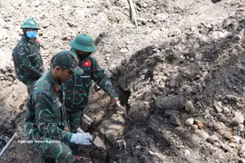 L’application des avancées scientifiques et technologiques ouvre de nouvelles pistes et améliore l’efficacité des recherches dans les zones au relief complexe, où les traces du champ de bataille ont été altérées. Photo : VNA