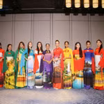 La collection "Le monde tel que je le vois". Les Miss internationales rayonnent avec la tunique traditionnelle vietnamienne. Photo: baoquangninh.vn