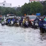 Des tronçons de la route nationale 32 traversant le quartier de Nhôn — notamment de Câu Diên à Hoài Duc et Dan Phuong — ont été gravement inondés à la suite de fortes pluies, le 17 septembre. Photo: VNA