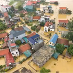 Certaines communes rurales de Hanoi sont inondées à la suite de la montée du niveau des rivières Tich et Bui, provoquée par des pluies persistantes depuis le début de la semaine. Photo : VNA