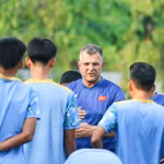 L’entraîneur en chef Cristiano Roland donne des consignes à l’équipe vietnamienne U17 lors du stage d’entraînement. Photo : VFF
