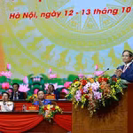 Pham Minh Chinh, membre du Bureau politique, secrétaire du Comité du Parti du gouvernement et Premier ministre, prononce le discours de clôture du premier Congrès du Comité du Parti du gouvernement pour le mandat 2025-2030. Photo : VNA