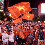 Les supporters de Hô Chi Minh-Ville célèbrent la victoire convaincante du Vietnam (2-0) lors du match aller en Malaisie. Photo : VNA