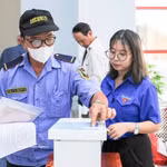 La mise en œuvre de la transformation numérique dans le quartier de Thanh Khê, à Dà Nang, à travers les services publics en ligne, aide les habitants à sécuriser leurs données personnelles. Photo : VNA