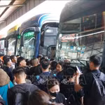 Une atmosphère d'effervescence règne à la gare routière Nuoc Ngâm, à Hanoi, le 29 août. Photo : VNA