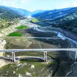 À Muong Lay, dans la province de Diên Biên, le réservoir de la centrale hydroélectrique de Son La, ici en 2023, souffre particulièrement de la sécheresse. Photo : tuoitre.vn