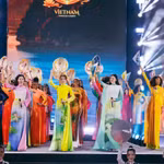 Miss Monde 2026 invite le public à vibrer au cœur de Nha Trang. Ici les 111 candidates gracieuses dans la tunique traditionnelle vietnamienne lors de la cérémonie d’ouverture de Miss Monde 2026, le 12 août 2026. Photo: Organisateurs