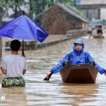 Des habitants de la commune de Quang Bi, à Hanoi, se retrouvent contraints d'utiliser de petites embarcations de fortune pour assurer leurs déplacements quotidiens. Photo: VNA