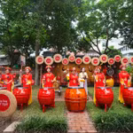 Une performance de tambours par le village de tambours de Doi Tam, dans la province de Ninh Binh, lors du programme "Un tambour, un battement, mille ans de civilisation" au Temple de la Littérature à Hanoi. Photo: VNP
