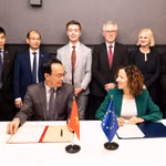 Le ministre vietnamien de l’Éducation et de la Formation, Hoàng Minh Son, et la vice-présidente exécutive de la Commission européenne chargée des Droits sociaux et des Compétences, des Emplois de qualité et de la Préparation, Roxana Mînzatu, signent la lettre d’intention sur l’éducation et la formation entre le Vietnam et l’UE. Photo : VNA