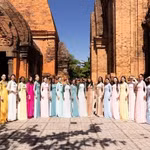 Les candidates à Miss Monde 2026 visitent les tours Cham de Po Nagar. Photo : Organisateurs