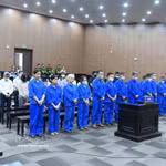 L’ancien vice-ministre Nguyên Ba Hoan et d’autres accusés écoutent le verdict dans leur procès devant le Tribunal populaire de Hanoi, le 24 août. Photo : VNA