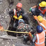 Les équipes de secours sauvent des ouvriers lors d’une opération sur le site du projet hydroélectrique Trishuli-3A, dans le district de Rasuwa (Népal), le 4 septembre 2026. Photo : Xinhua/VNA