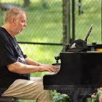 Le pianiste et compositeur britannique Rick Wakeman CBE donne un concert exceptionnel pour des ours rescapés au Centre de sauvetage des ours du Vietnam, dans le parc national de Tam Dao, le 24 septembre. Photo : VNP