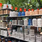 Des lanternes en céramique à l'honneur chez Vuon Nhà Gôm dans le quartier Lai Thiêu, Hô Chi Minh-Ville. Photo : VNA
