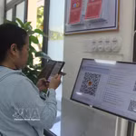 À Dà Nang, une résidente utilise un code QR pour obtenir son numéro de passage au Centre de services administratifs du quartier de Hoa Xuân. Photo: VNA