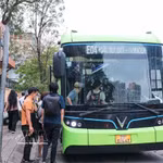 Hanoi accélère sa transition verte avec 28 nouveaux bus électriques en circulation, ici, des passagers montent à bord d'un bus électrique dans la rue Minh Khai. Photo : VNA