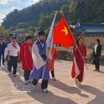Deux drapeaux ouvraient la marche du cortège «Le Dragon qui revient» alors qu’il pénétrait dans le Trung Hiêu Duong. Photo : VNA