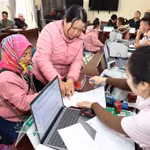 Une femme de la province de Lai Châu appose son empreinte digitale sur un contrat de prêt préférentiel auprès de la Banque des politiques sociales du Vietnam, afin d'aider sa famille à sortir de la pauvreté. Photo : VNA