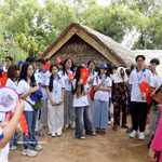 Une délégation des jeunes Vietnamiens d'outre-mer dépose des fleurs et de l'encens au visite le vestige national spécial de Kim Liên, à Nghê An (Centre), dans le cadre du Camp d'été 2026, le 15 juillet. Photo : VNA