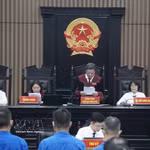 L’ancien vice-ministre Nguyên Ba Hoan et 27 autres accusés éoutent le juge Luu Ngoc Canh annoncer l'ouverture du procès. Photo; VNA