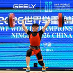 Le Vietnamien Nguyên Thành Duy s'offre deux records du monde jeunesse chez les moins de 65 kg lors des Championnats du monde de l'IWF à Ningbo 2026. Photo : IWF