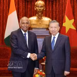 Le secrétaire général du Parti communiste du Vietnam et président de la République, Tô Lâm (à droite) reçoit le président de l’Assemblée nationale de Côte d’Ivoire, Patrick Achi, à Hanoi, le 24 août. Photo : VNA