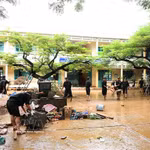 La police de la ville de Dà Nang participe au nettoyage du lycée Nguyên Duy Hiêu le 31 octobre 2025, après que des pluies torrentielles ont provoqué des inondations historiques dans toute la ville. Photo : VNA