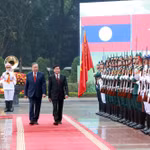 Le secrétaire général du Parti révolutionnaire populaire lao et président lao, Thongloun Sisoulith, accompagné du secrétaire général du Parti communiste du Vietnam, Tô Lâm, passe en revue la garde d’honneur, à Hanoi, le 26 janvier 2026. Photo : VNA