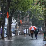 Un coin du lac Hoàn Kiêm à Hanoï par temps de pluie. Photo: VNA