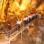 Touristes visitant le site archéologique de Hang Boi (grotte Boi), dans la zone de tourisme culturel de Thung Ui (commune de Tây Hoa Lu), province de Ninh Binh. Photo : VNA