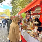 Des visiteurs découvrent le stand de l'ambassade du Vietnam en Slovaquie lors de la Journée de l’Asie 2026 à Bratislava. Photo diffusée par la VNA
