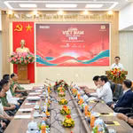 Le journal "Nhân Dân" (Le Peuple), en coordination avec le ministère de la Sécurité publique, rend public l’événement national de marche "Ensemble avec le Vietnam pour aller de l’avant", à Hanoi, le 25 août. Photo: VNA