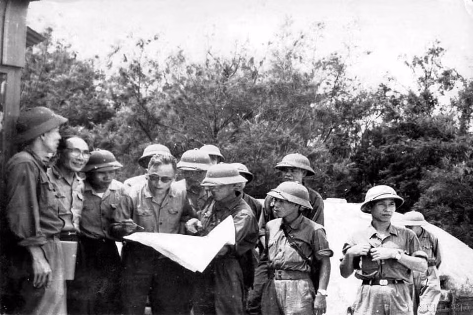 Le général Chu Huy Man, commandant de la 5e région militaire (4e en partant de la gauche, portant des lunettes), dirige les attaques pour la libération de la ville de Da Nang. Photo : Archives de la VNA