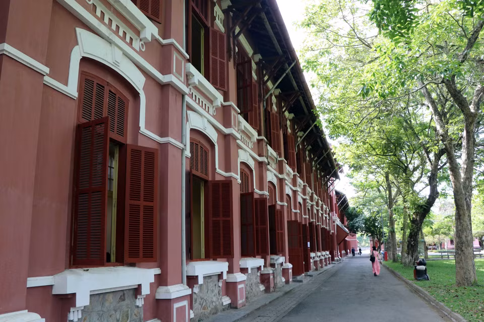 Le lycée Hai Ba Trung, fièrement érigé au bord de la rivière des Parfums, est une destination incontournable pour les visiteurs désireux de découvrir son architecture remarquable. Sa conception unique crée une atmosphère captivante, faisant de ce lieu une source de grande fierté pour tous ceux qui y ont étudié. Photo : Do Truong-VNA