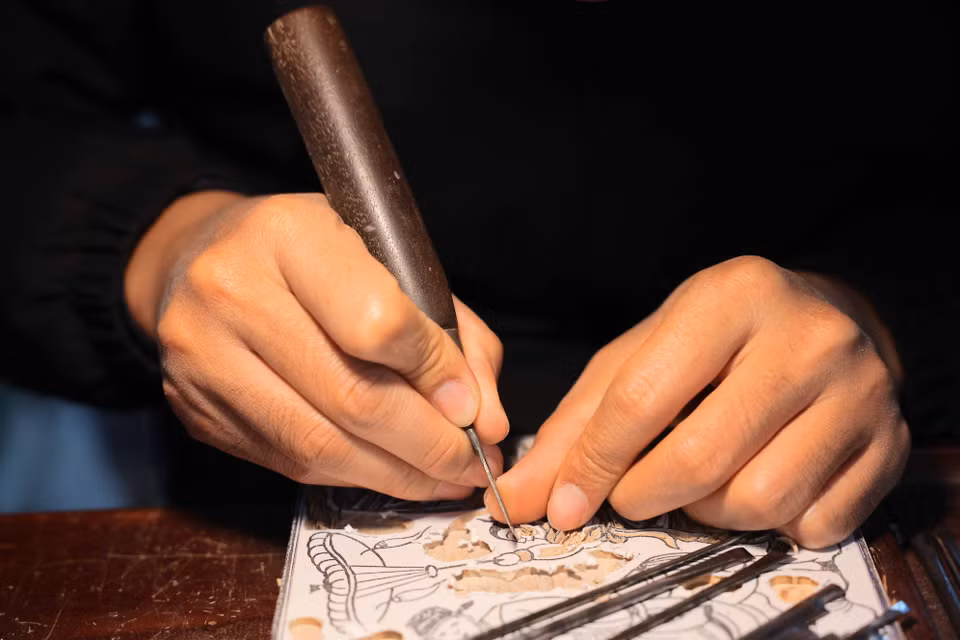 Un artisan chevronné peut créer des lignes nettes, fines, petites et sophistiquées. Photo : VNA