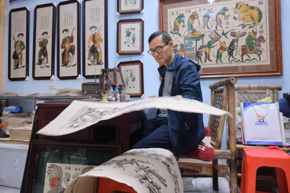 Gardien d'un héritage précieux, l'artisan émérite Nguyên Huu Qua s'investit quotidiennement dans la préservation et la transmission d'une tradition ancestrale, un trésor du patrimoine culturel vietnamien. Photo : VNA