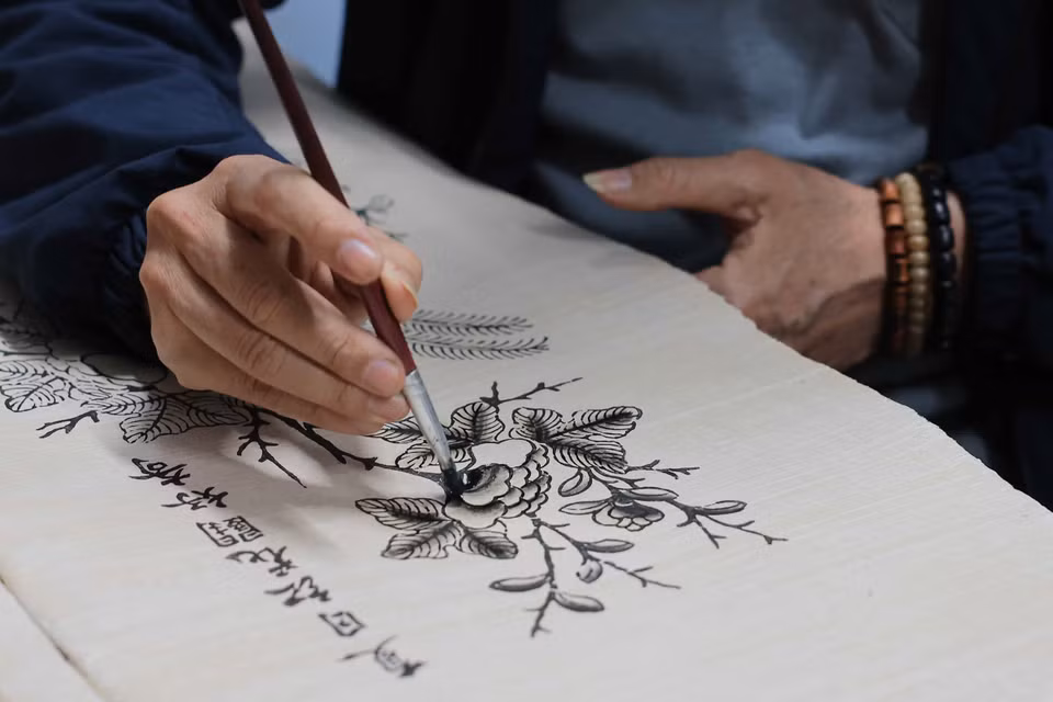 Chaque étape de la production des estampes de Dông Hô demande une grande dextérité et une grande patience. Les artisans doivent être très précis dans leurs gestes pour obtenir un résultat parfait. Lorsque les artisans dessinent des peintures de Dông Hô, ils utilisent souvent des pinceaux et de l'encre pour dessiner sur le papier dó (confectionné à partir de l’écorce de l’arbre Rhamnoneuron). Photo : VNA