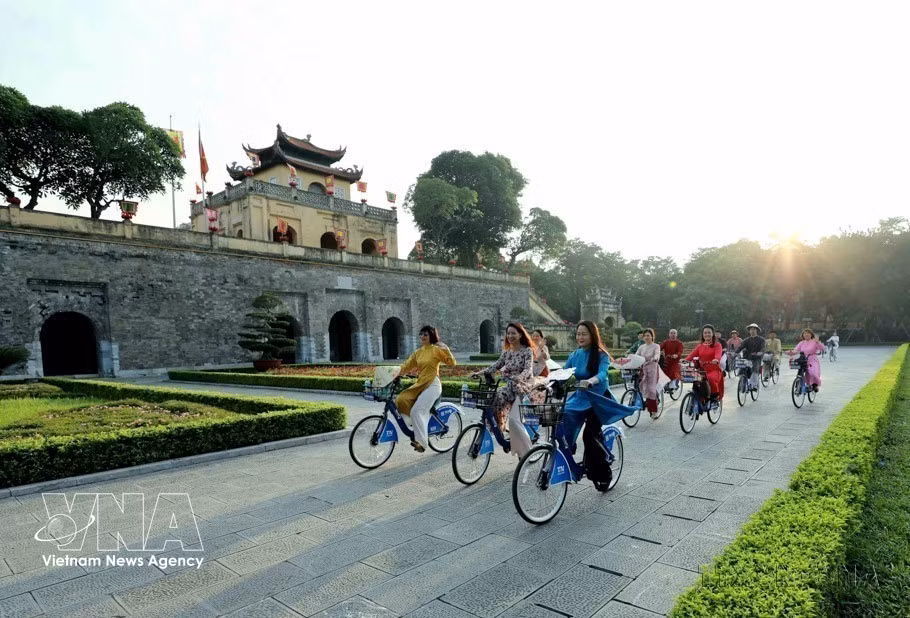 Aux yeux de la communauté internationale, Hanoï se distingue par son dynamisme et son développement, tout en préservant son identité et ses traditions. Sur la photo : Des femmes vêtues de l’áo dài traditionnel parcourent à vélo les sites patrimoniaux de la capitale, lors de l’événement « L’áo dài, trait d’union entre tourisme et patrimoine de Hanoï », organisé en 2023. Photo : VNA