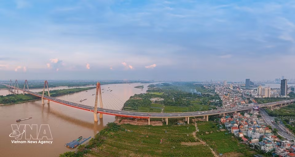 Le pont Nhat Tan est l’un des ponts à haubans comptant le plus grand nombre de travées au monde. Ses cinq pylônes symbolisent à la fois les cinq portes historiques de Hanoï et les cinq pétales de la fleur de pêcher, emblème du village traditionnel de Nhat Tan. Photo : VNA