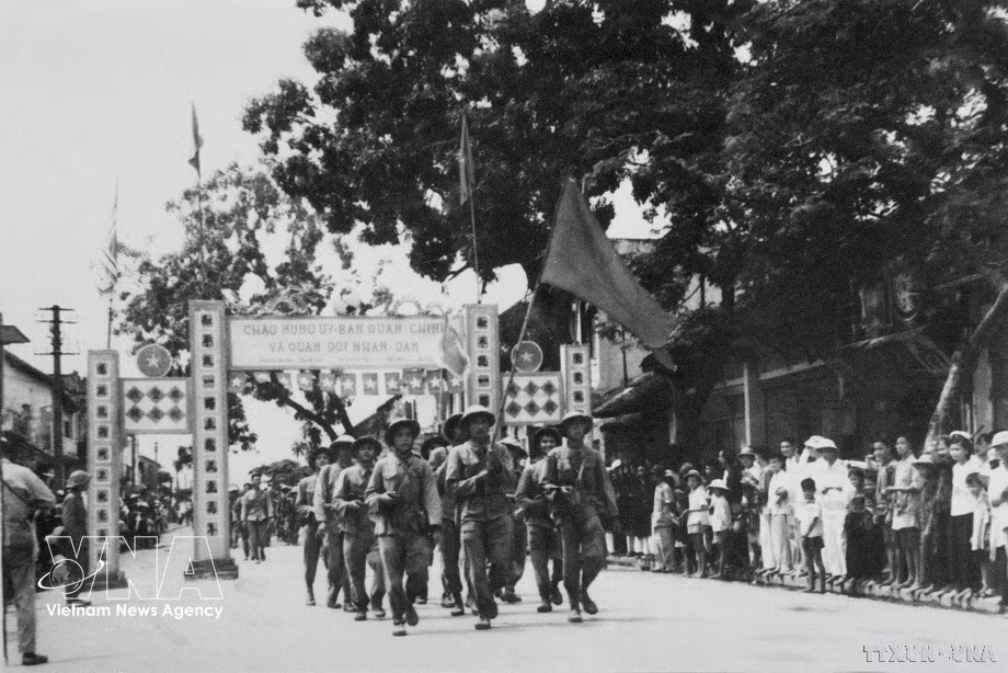La population accueille chaleureusement les troupes de l’Armée populaire du Vietnam venues prendre le contrôle de Ha Dong, le 6 octobre 1954. Photo : Archives de la VNA